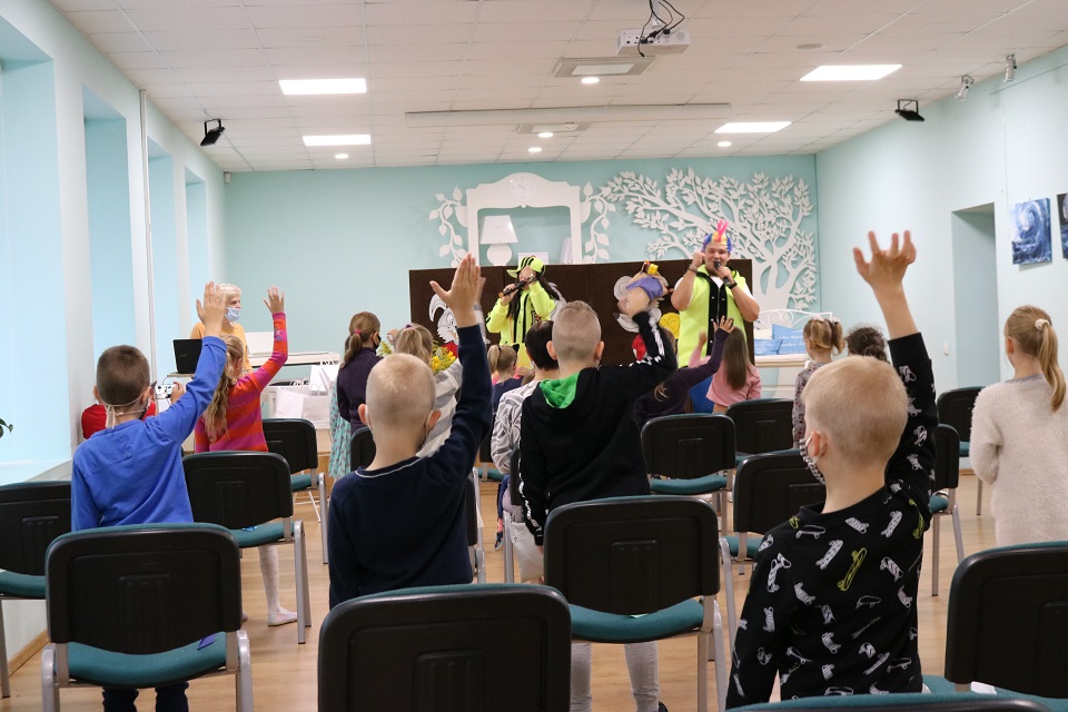 Rugpjūčio 31 dieną Viešosios bibliotekos Vaikų literatūros skyrius pakvietė savo skaitytojus – būsimuosius pirmokus – į rytmetį „Iš bibliotekos – į mokyklą“. Viešosios bibliotekos direktorė Violeta Šukaitienė pasveikino būsimuosius pirmokus, palinkėjo jiems būti gerais mokiniais ir draugauti su knyga. Renginio dalyvius linksmino DJ Rasa ir Gabrielius. Jie įtraukė vaikus į nuotaikingus žaidimus, linksmą viktoriną apie būsiančias mokyklines dienas. Tikra šventine dovana būsimiesiems pirmokams buvo Viešosios bibliotekos lėlių teatro „Boružėlė“ naujasis spektakliukas – Genovaitės Lukšaitės miniatiūra „Kliurka ir Pliurka ruošiasi į mokyklą“.