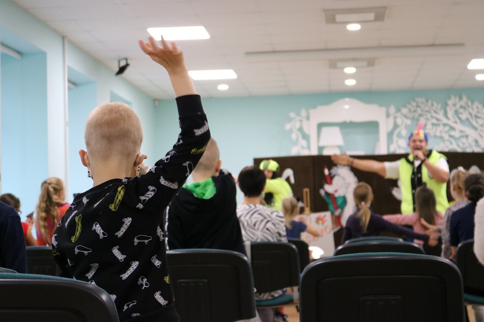Rugpjūčio 31 dieną Viešosios bibliotekos Vaikų literatūros skyrius pakvietė savo skaitytojus – būsimuosius pirmokus – į rytmetį „Iš bibliotekos – į mokyklą“. Viešosios bibliotekos direktorė Violeta Šukaitienė pasveikino būsimuosius pirmokus, palinkėjo jiems būti gerais mokiniais ir draugauti su knyga. Renginio dalyvius linksmino DJ Rasa ir Gabrielius. Jie įtraukė vaikus į nuotaikingus žaidimus, linksmą viktoriną apie būsiančias mokyklines dienas. Tikra šventine dovana būsimiesiems pirmokams buvo Viešosios bibliotekos lėlių teatro „Boružėlė“ naujasis spektakliukas – Genovaitės Lukšaitės miniatiūra „Kliurka ir Pliurka ruošiasi į mokyklą“.