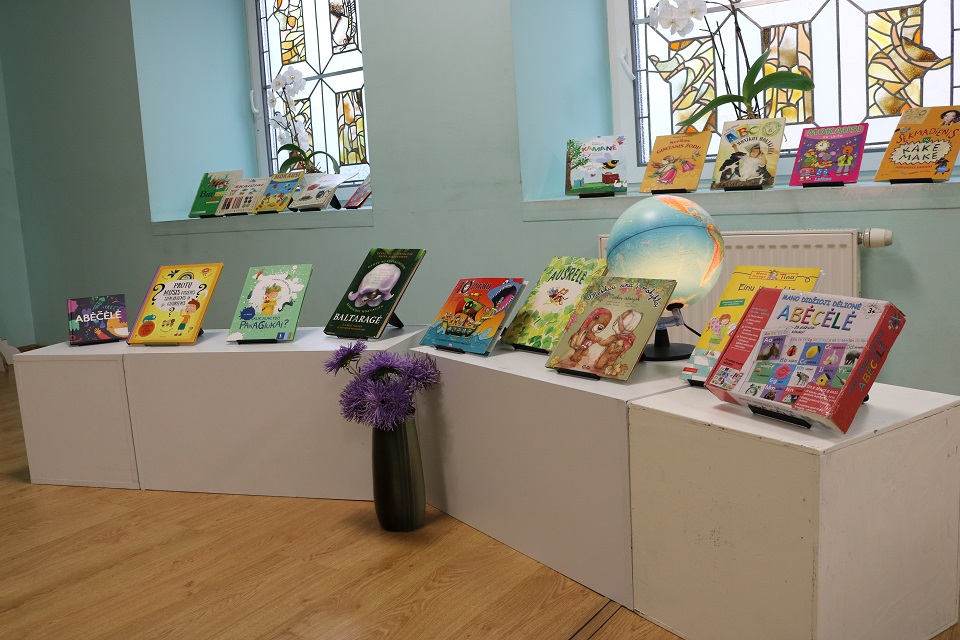 Smagiai pasibuvę, vaikai viena kojele jau tarsi įžengė į mokyklą, bet ir su biblioteka neatsisveikino – rytmetys paskatino juos tęsti draugystę su knyga.