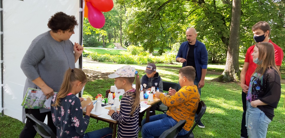 Renginyje organizuoti patrauklūs knygų pristatymai įvairiomis formomis, rašytojų ir iliustratorių kūrybinės veiklos. Kad visa tai gaubtų ypatinga atmosfera, renginys vyko Daugyvenės kultūros istorijos muziejaus-draustinio Burbiškio dvare. Ši vieta pasirinkta  neatsitiktinai: norėta, kad renginyje dalyvaujantys vaikai atsidurtų netradicinėje meniškoje aplinkoje, nes Lietuvos dvarai nuo seno buvo laikomi kultūros židiniais, juose visada klestėjo kultūra ir menas.