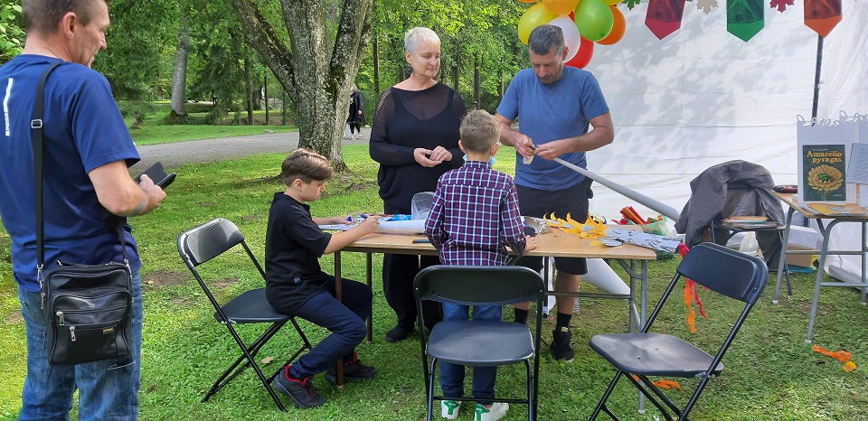 Į kūrybines dirbtuves atvyko žinomi vaikų rašytojai ir iliustratoriai: Ignė Zarambaitė, Lina Žutautė, Vytautas V. Landsbergis, Virgis Šidlauskas ir Paulius Juodišius.  Kiekvienam kūrėjui buvo sukurtos individualios erdvės, kuriose jie galėjo susitikti su vaikais, jaunimu, pristatyti savo knygas ir įvairias edukacijas. Dalyviai galėjo bendrauti su ne tik Lietuvoje, bet ir už jos ribų žinomais kūrėjais, įsijungti į kūrybinį procesą.