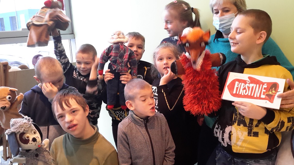 Gruodžio 1 dieną Radviliškio viešosios bibliotekos Pasakų kambaryje vyko žiemiški sensoriniai skaitymai. Juose dalyvavo Gražinos pagrindinės mokyklos lavinamųjų klasių moksleiviai ir mokytoja Rasa Žalgevičienė.